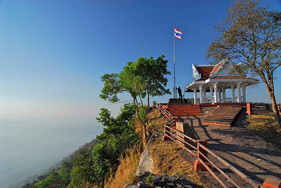 Thailändischer Militärposten hißt die Thai Flagge auf thailändischer Seite in den Dongrek Bergen, Blick nach Kambodscha, umstritten zwischen Thailand und Kambodscha, Prasat Khao Phra Wihan bzw. Preah Vihar, kamboschanisch, Asien