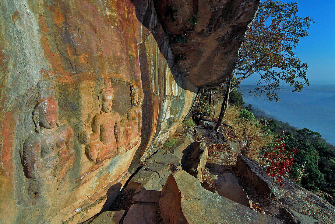 Felsrelief auf thailändischer Seite in den Dongrek Bergen, umstritten zwischen Thailand und Kambodscha Prasat Khao Phra Wihan bzw. Preah Vihar, kamboschanisch, Asien