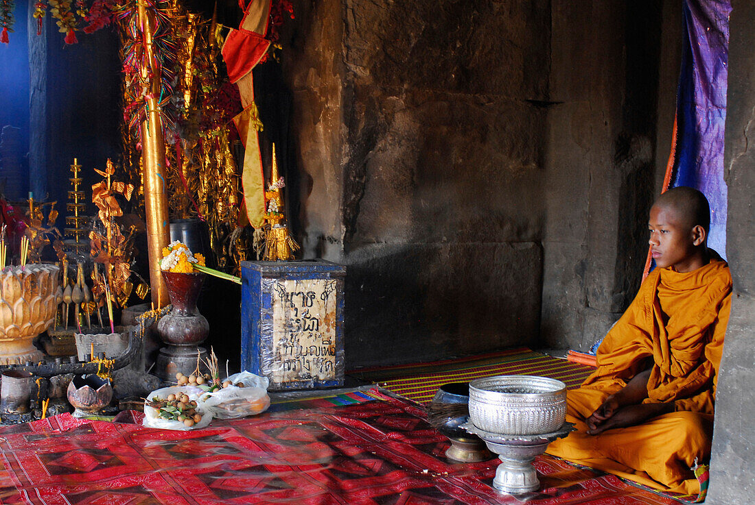 Kambodschanischer Mönch im Prasat Khao Phra Wihan bzw. Preah Vihar, kamboschanisch, Tempel auf kambodschanischer Seite in den Dongrek Bergen, umstritten zwischen Thailand und Kambodscha, Asien