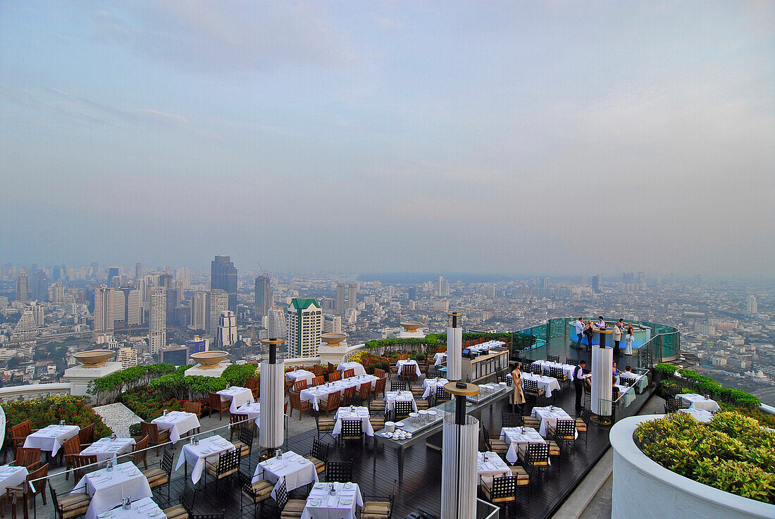 Sirocco Restaurant auf der Terrasse des State Tower mit Blick über Bangkok, Lebua Hotel, Thailand, Asien