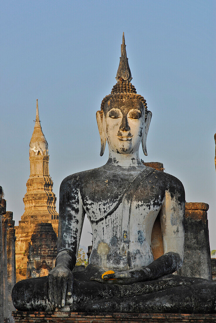 Sitzender Buddha im ehemaligen Hauptihan des Wat Mahathat, Sukothai Geschichtspark, Zentralthailand, Thailand, Asien