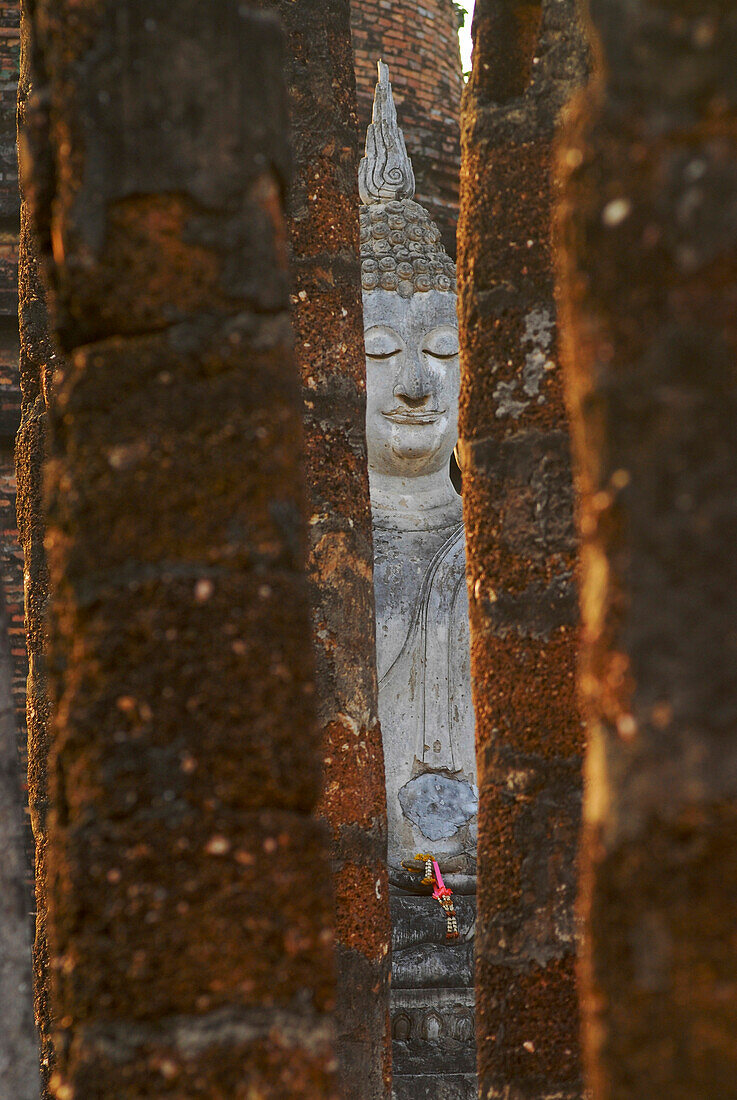 Blick auf Buddha durch Säulen des ehemaligen Wihan im Wat Sa Si, Sukothai Geschichtspark, Zentralthailand, Thailand, Asien
