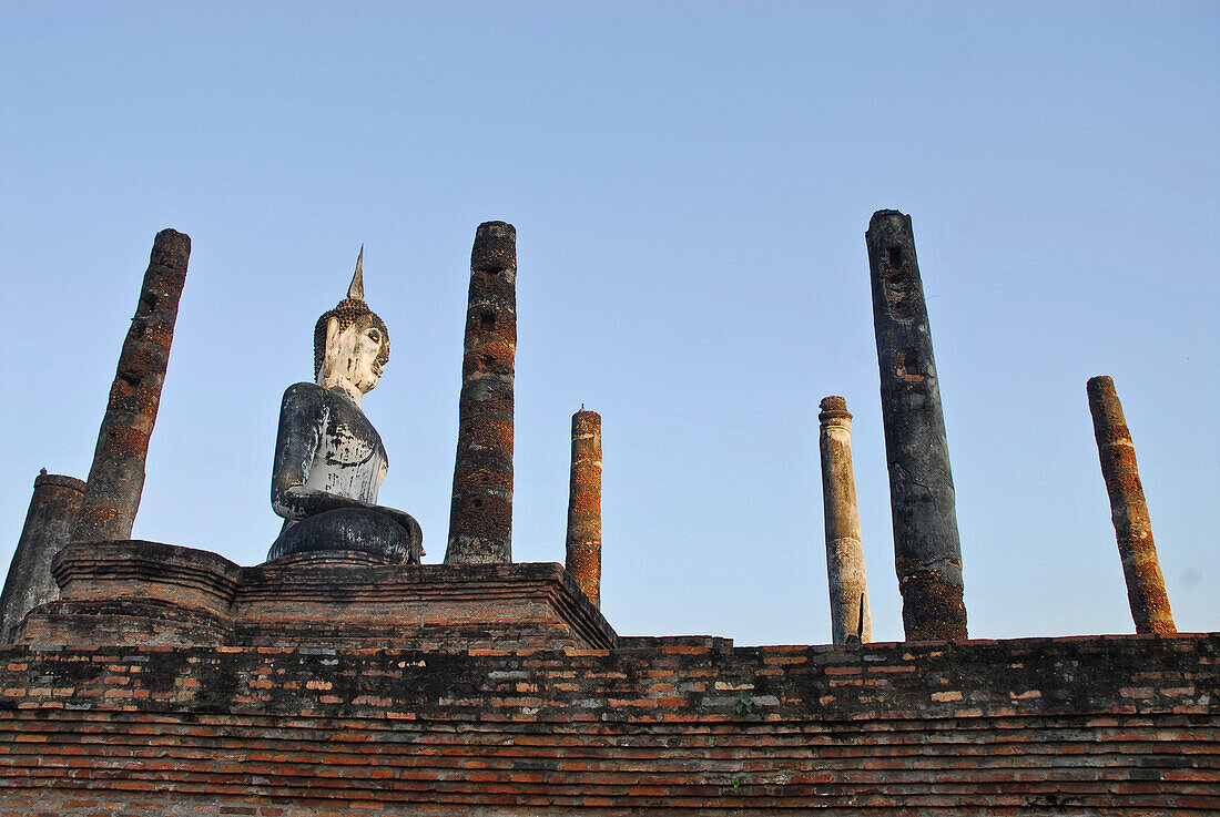 Sitzender Buddha im ehemaligen Hauptwihan des Wat Mahathat, Sukothai Geschichtspark, Zentralthailand, Thailand, Asien