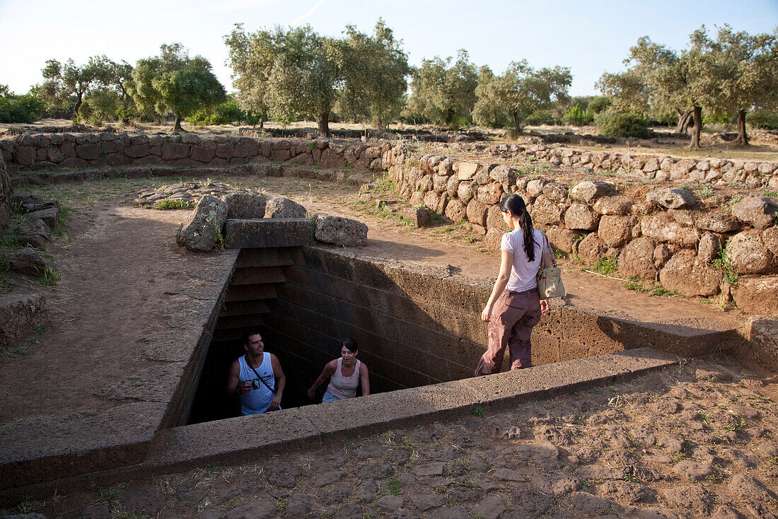 Touristen am Eingang zum heiligen Brunnentempel Santa Cristina, Paulilatino, Sardinien, Italien, Europa