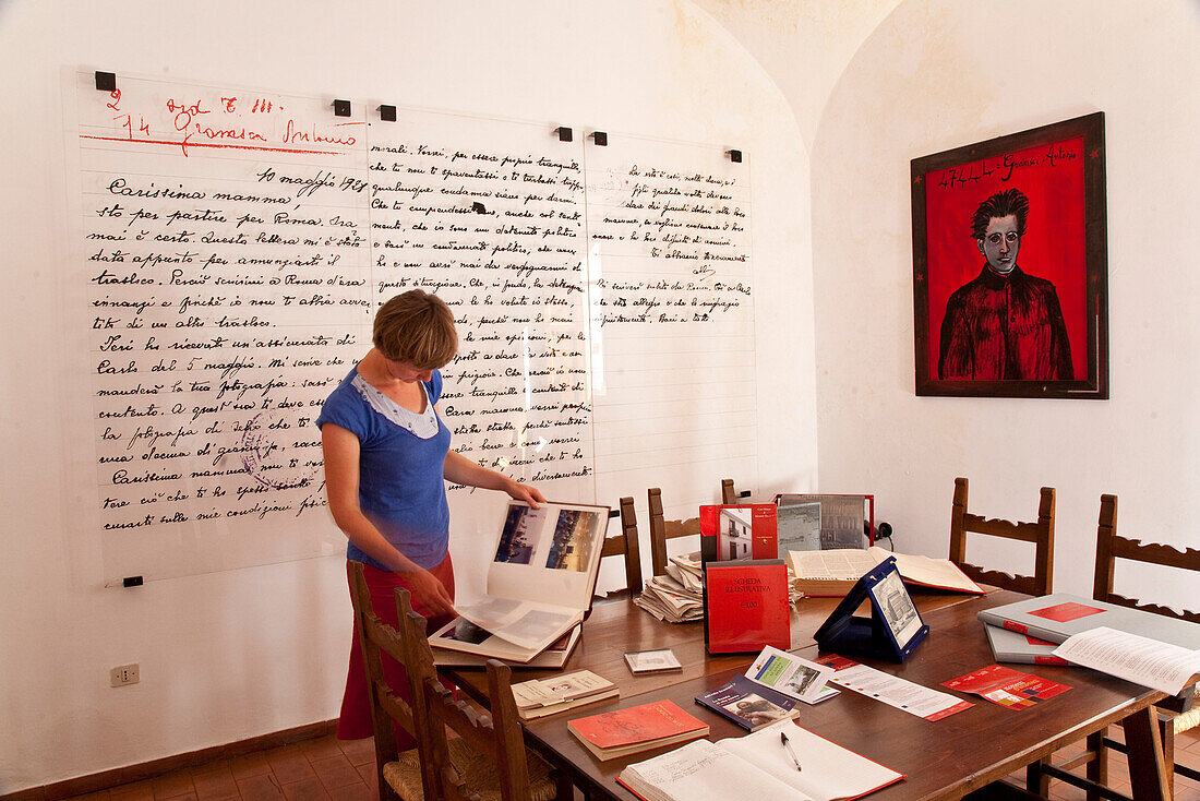 Touristin betrachtet ein Buch im Museum Antonio Gramsci, Ghilarza, Sardinien, Italien, Europa
