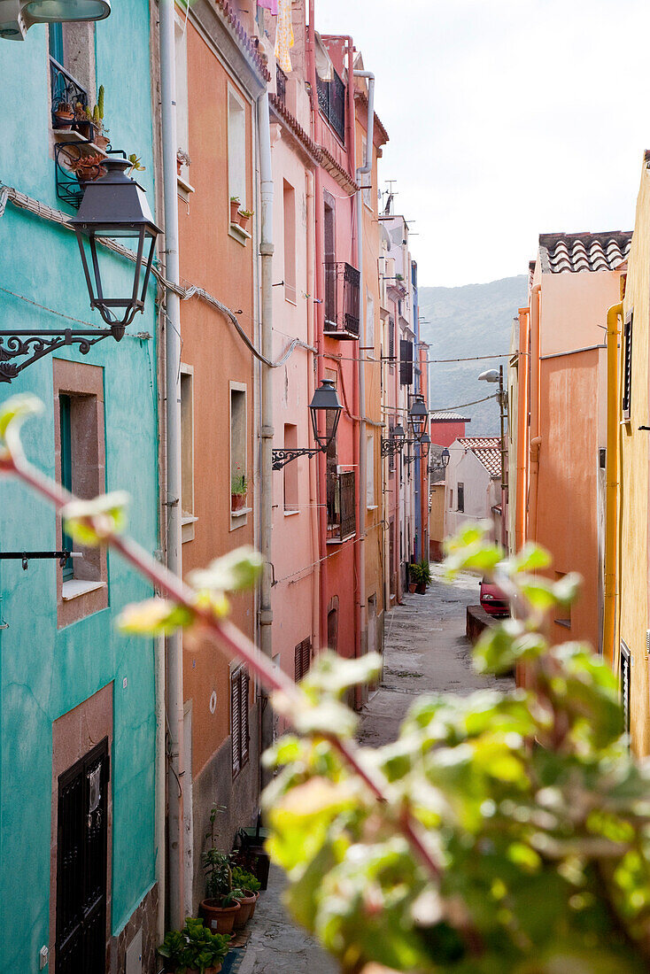 Bunte Häuser in einer schmalen Gasse der Altstadt, Bosa, Sardinien, Italien, Europa