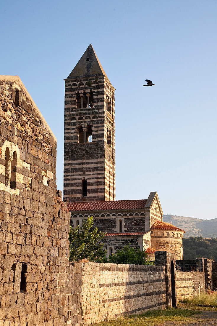 Blick auf die Kirche Santissima Trinita di Saccargia aus Kalkstein und Basalt, Provinz Sassari, Sardinien, Italien, Europa