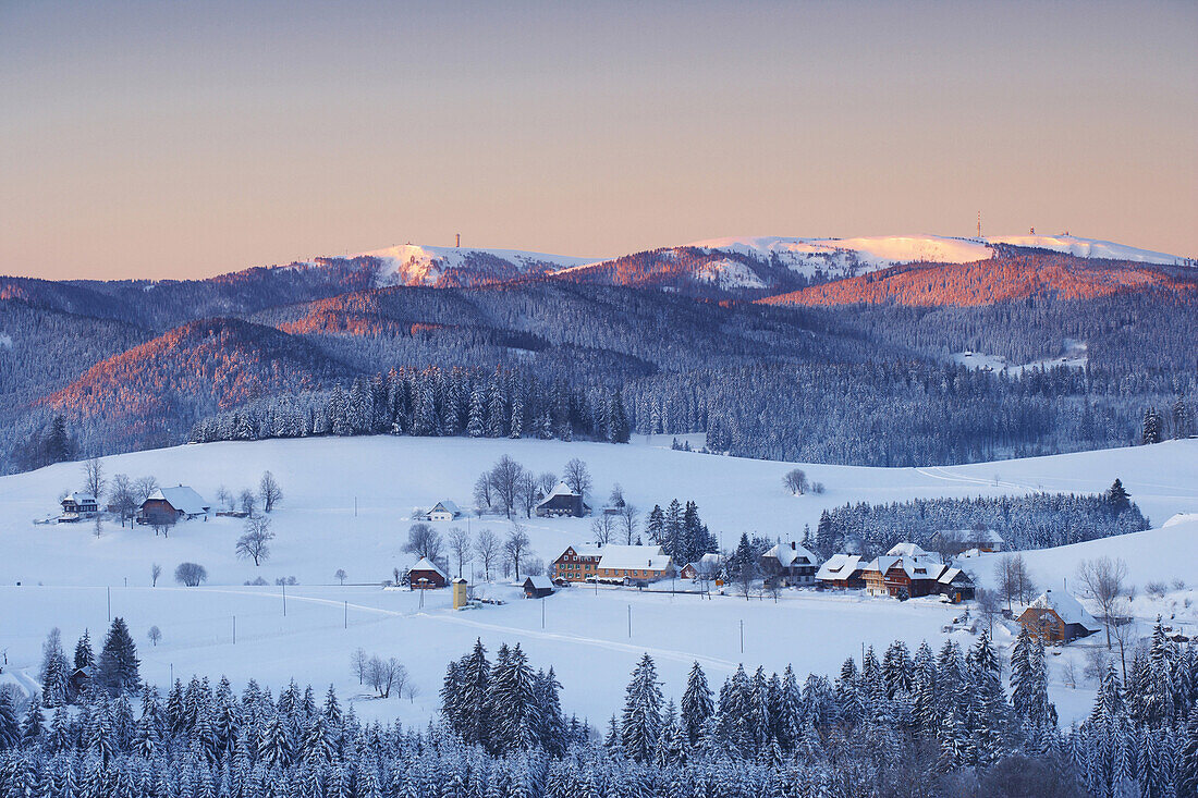 Sonnenaufgang an Wintermorgen in Breitnau-Fahrenberg, Feldberg, Schwarzwald, Baden-Württemberg, Deutschland, Europa