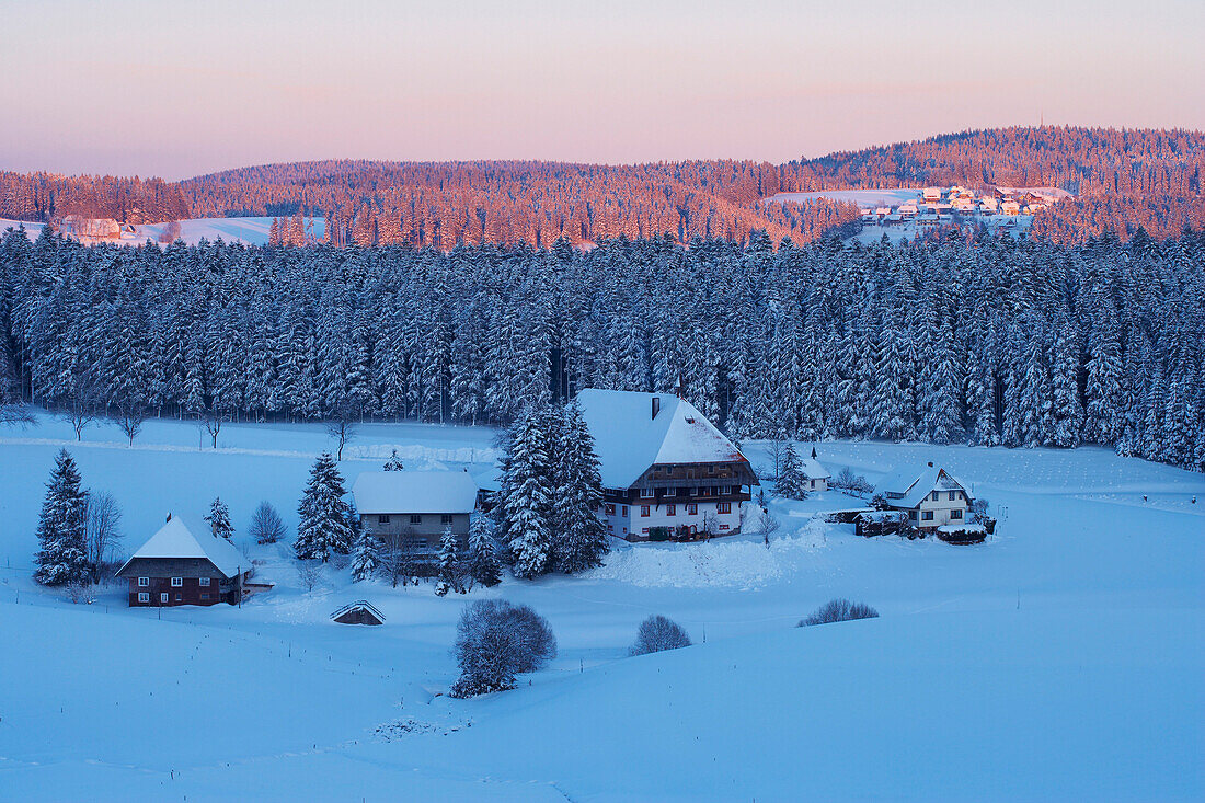 Blick an Winterabend auf Unterfallengrundhof bei Gütenbach, Nähe Furtwangen, Schwarzwald, Baden-Württemberg, Deutschland, Europa