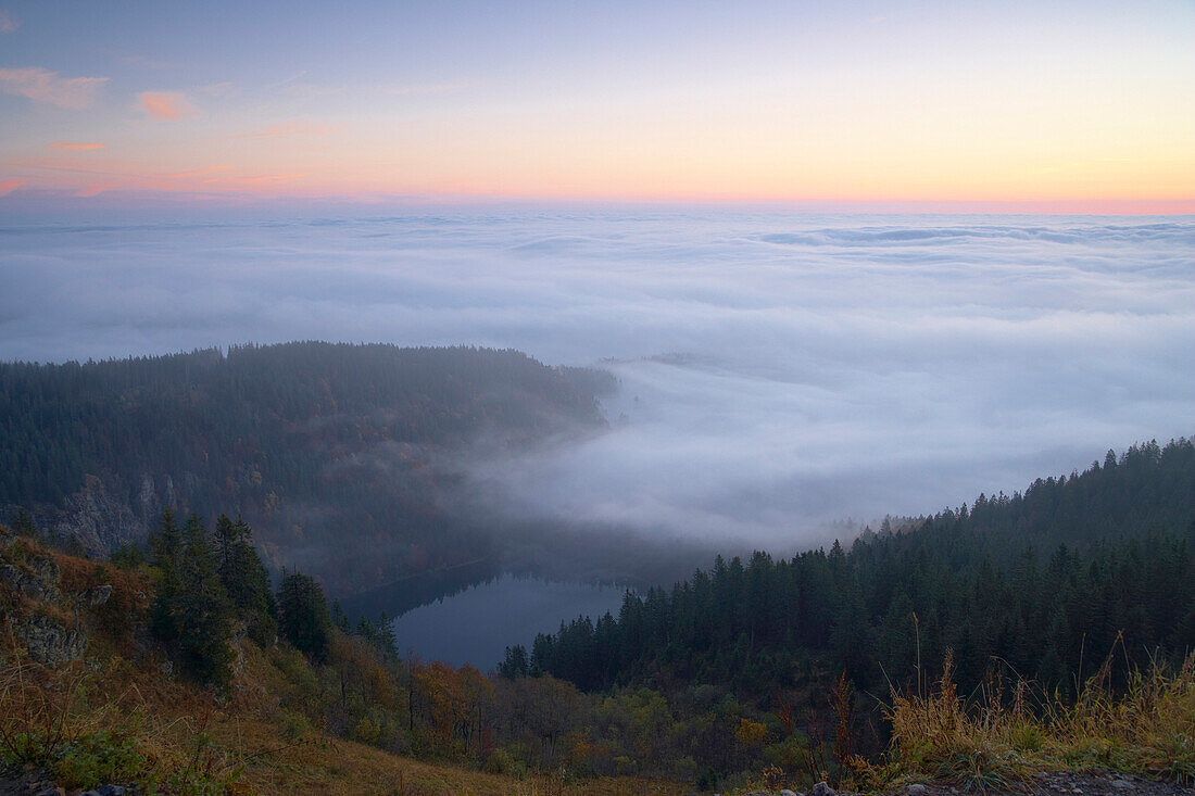 Blick vom Feldberg auf Feldsee, Sonnenaufgang, Herbst, Schwarzwald, Baden-Württemberg, Deutschland, Europa