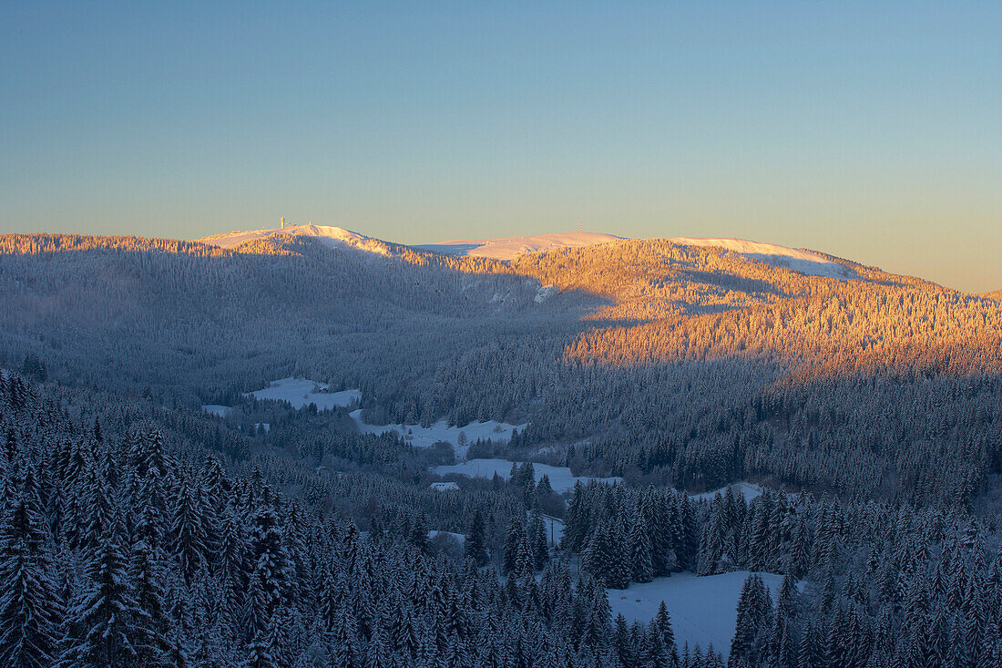 Verschneiter Feldberg mit Seebachtal an Wintermorgen, Sonnenaufgang, Schwarzwald, Baden-Württemberg, Deutschland, Europa