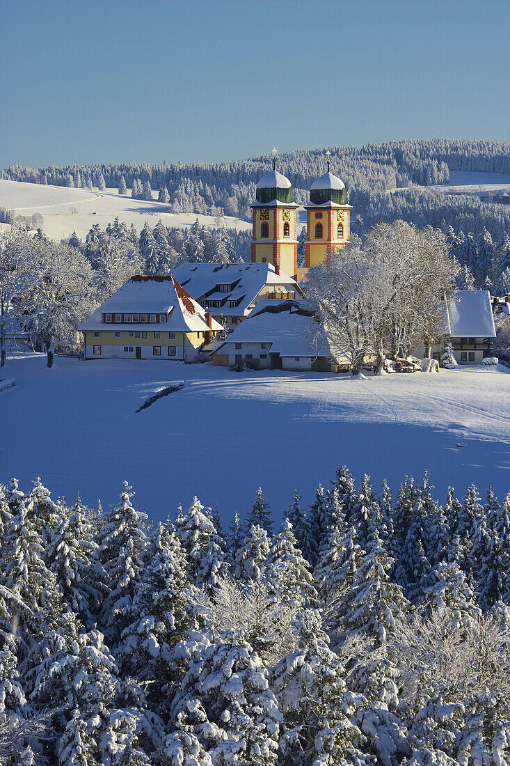 Wintertag, Blick auf St. Märgen, Kirchturm, Bauernhof, Schwarzwald, Baden-Württemberg, Deutschland, Europa
