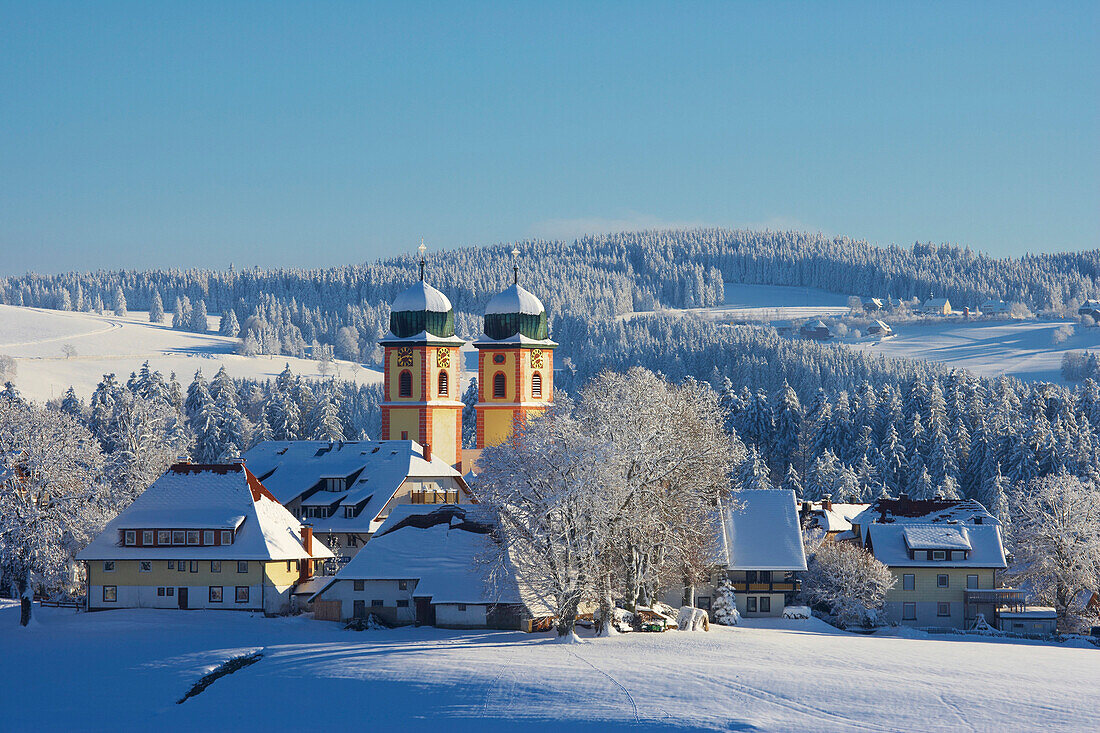 Wintertag, Blick auf St. Märgen, Kirchturm, Bauernhof, Schwarzwald, Baden-Württemberg, Deutschland, Europa