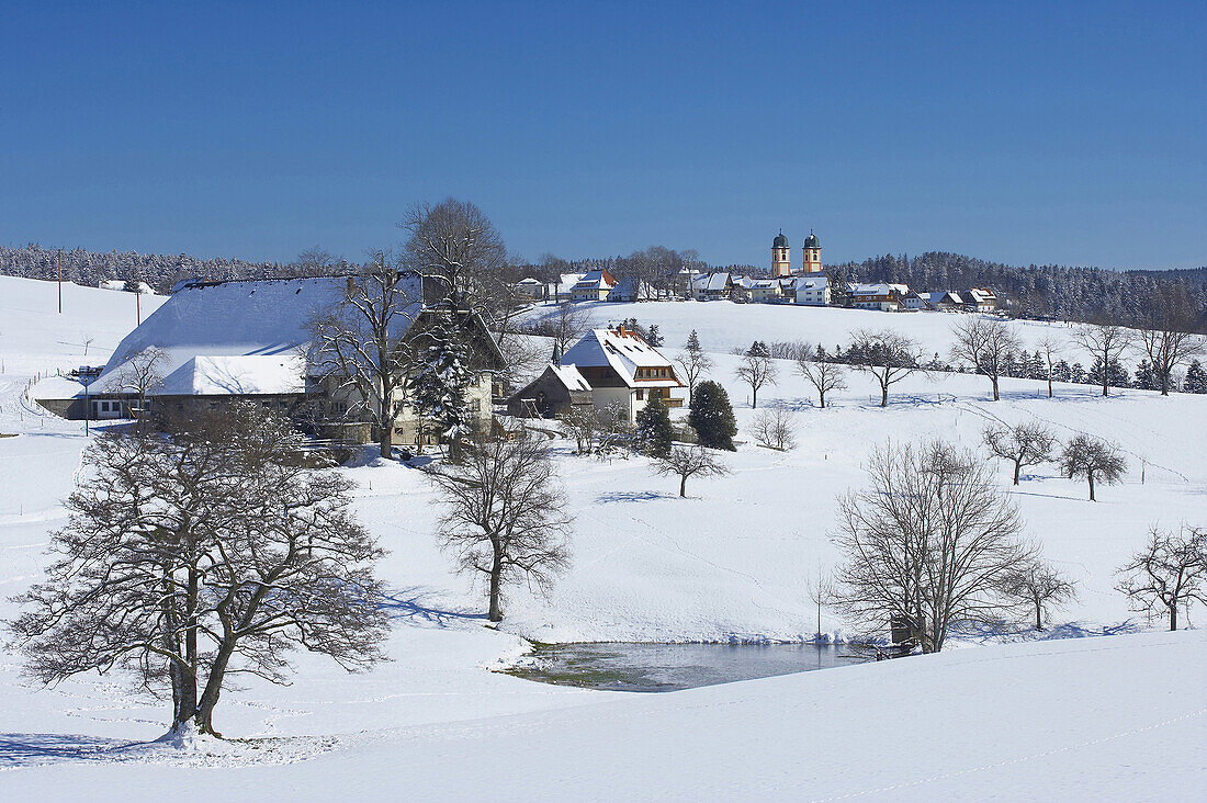 Blick auf St. Märgen, Winter, Schnee, Schwarzwald, Baden-Württemberg, Deutschland, Europa