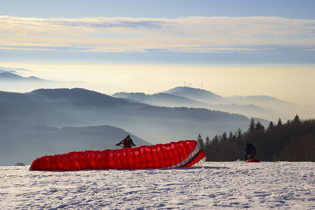 Gleitschirmflieger beim Start, Roßkopf und Kandel, Schwarzwald, Baden-Württemberg, Deutschland, Europa