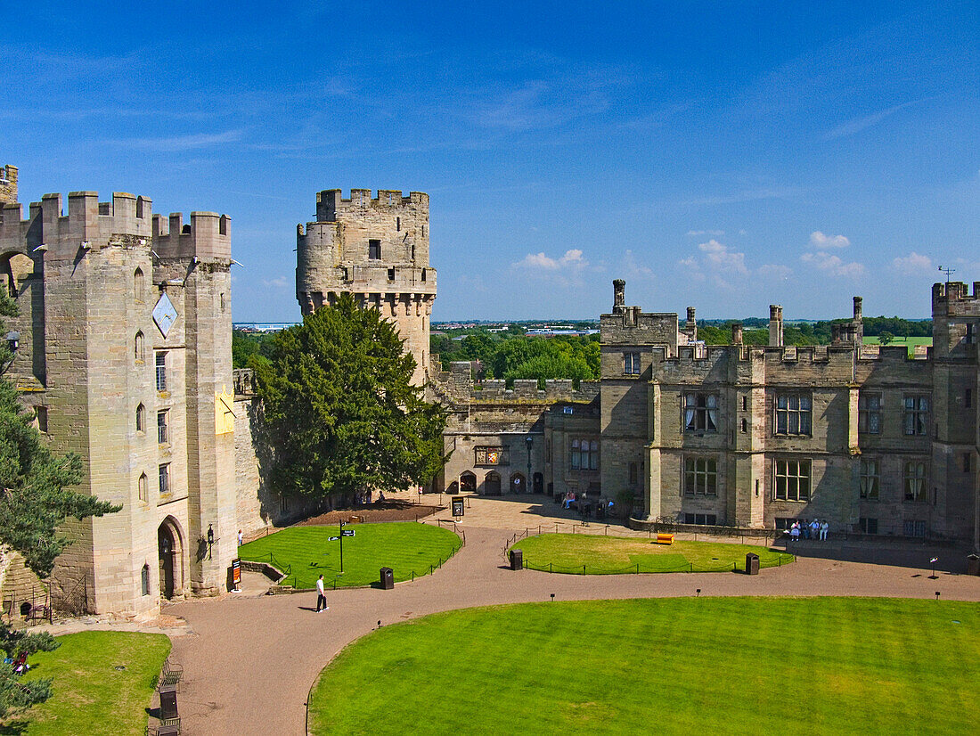 Warwick Castle, view of Caesars Tower with gatehouse and chapel and barbican, Warwick, Warwickshire, UK, England