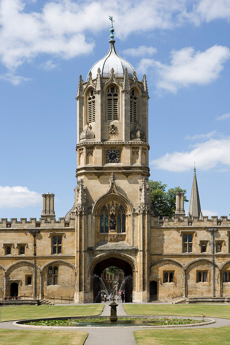 Oxford University, Tom Tower and Tom Quad at Christ Church College, Oxford, Oxfordshire, UK, England