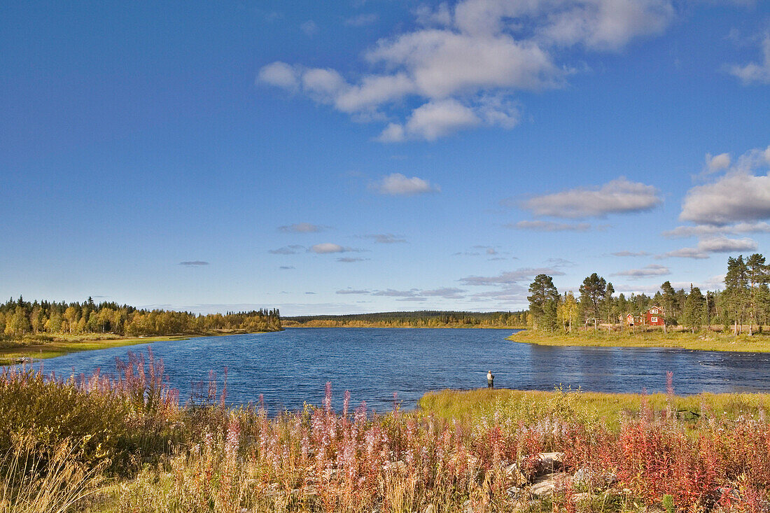 Szene am Fluss Ounasjoki, Raattama, Lappland, Finnland