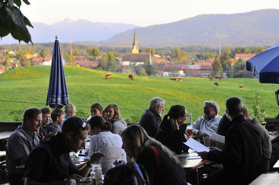 Gäste in einem Biergarten, Kloster Reutberg, Bayern, Deutschland