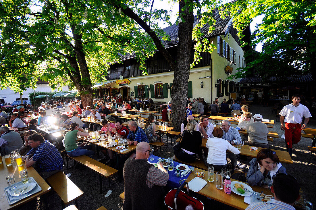 Gäste in einem Biergarten, Aying, Bayern, Deutschland