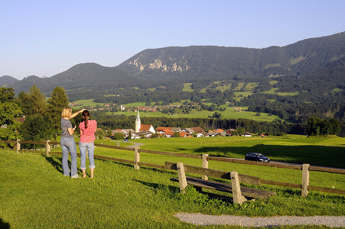 Blick auf Törwang mit Hochries, Chiemgau, Bayern, Deutschland