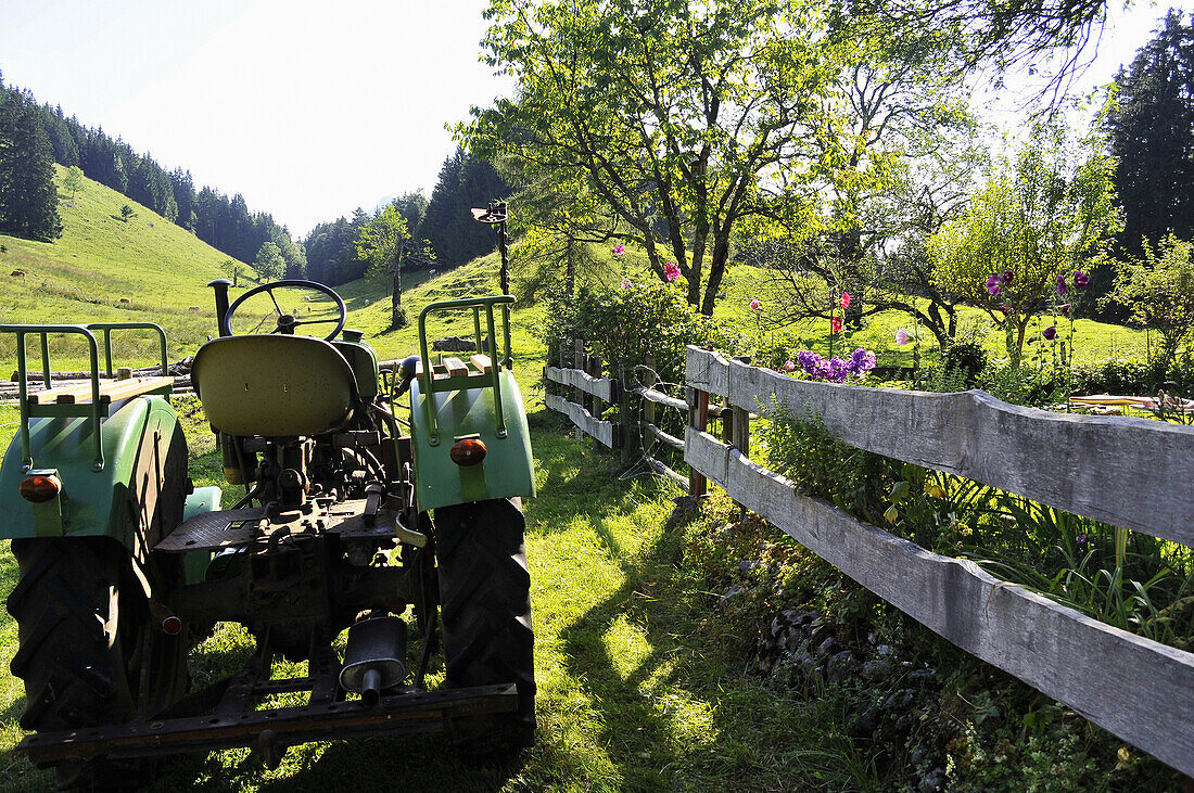 Traktor auf einer Alm am Samerberg, Chiemgau, Bayern, Deutschland