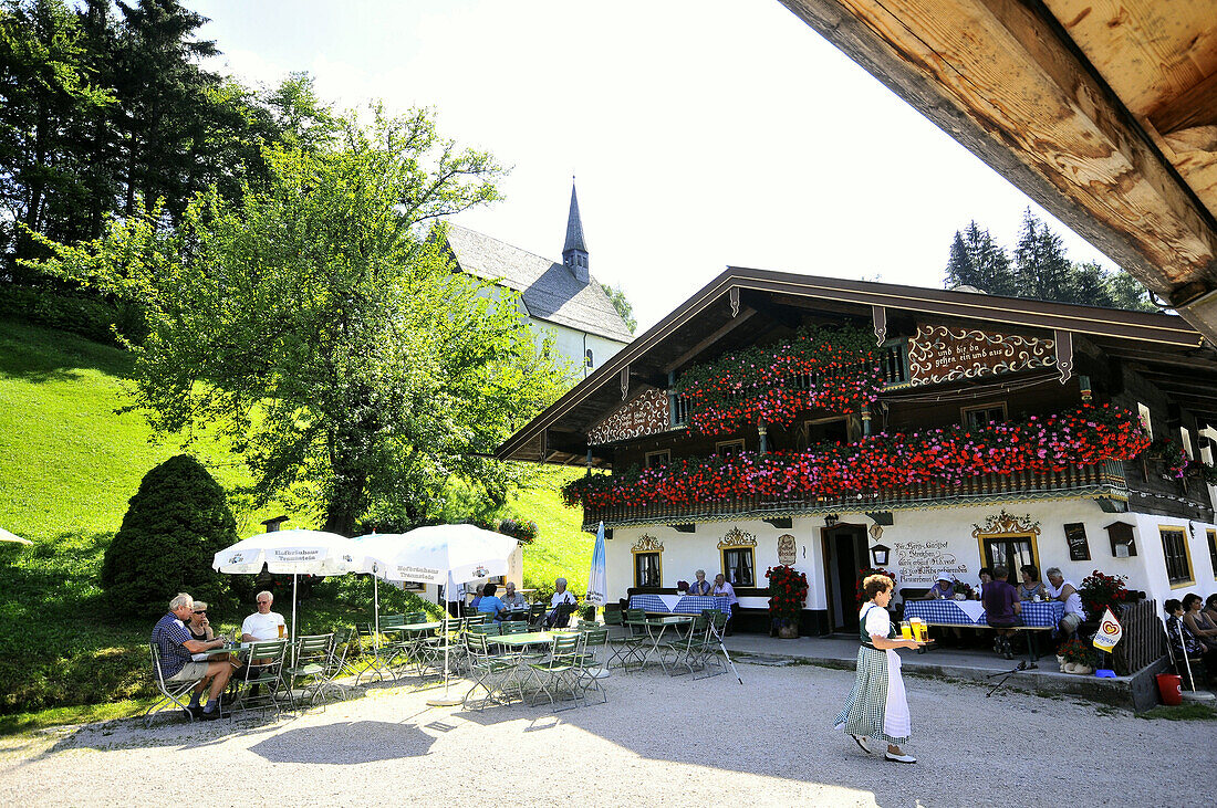 Gasthaus, Streichenkapelle im Hintergrund, Schleching, Chiemgau, Bayern, Deutschland