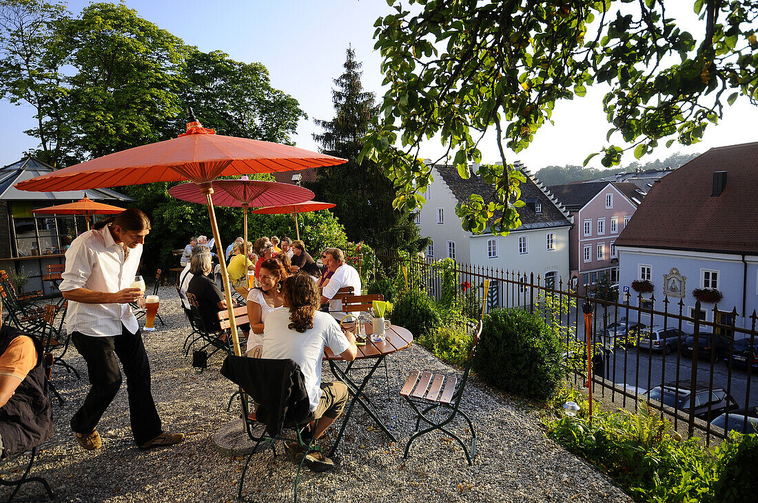 Gäste auf einer Terrasse von einem Restaurant, Murnau, Bayern, Deutschland