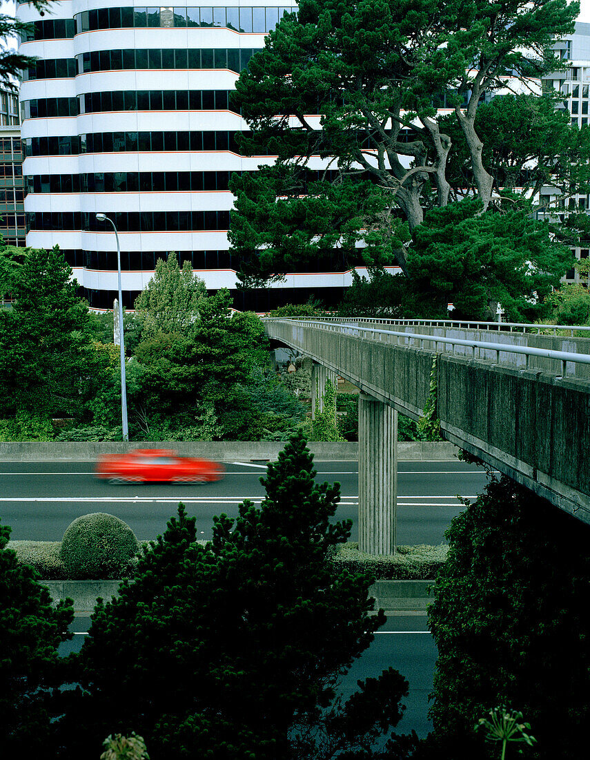 Menschenleere Fußgängerbrücke über Stadtautobahn vor Bürogebäuden, Wellington, Nordinsel, Neuseeland