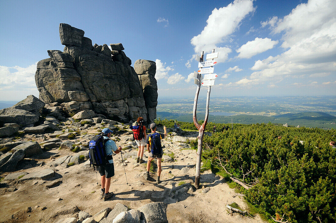 Wanderer an der Slonecznik Felsformation im Sonnenlicht, Riesengebirge, Nieder Schlesien, Polen, Europa