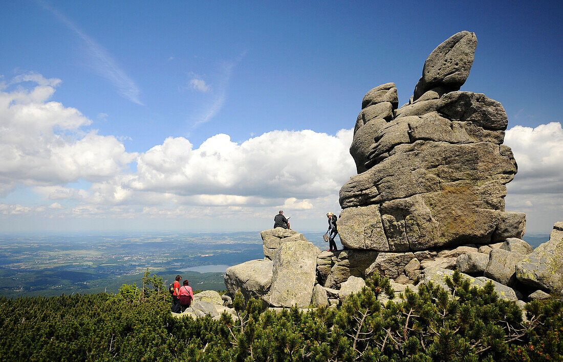 Menschen an der Slonecznik Felsformation unter Wolkenhimmel, Riesengebirge, Nieder-Schlesien, Polen, Europa