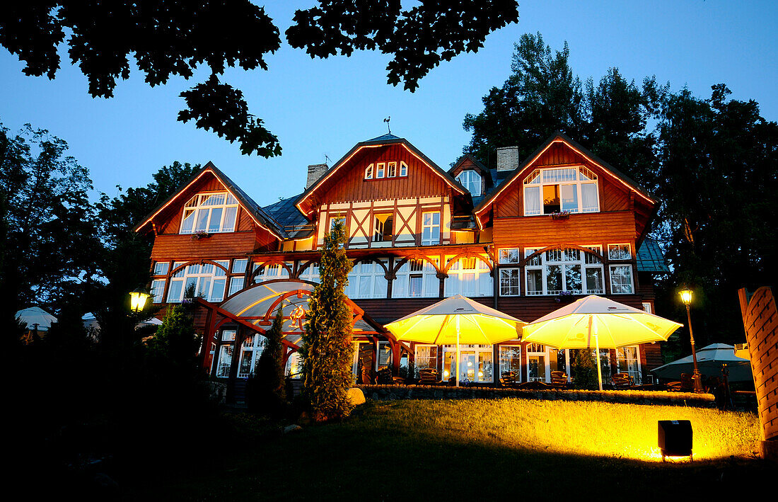 Blick auf das beleuchtete Hotel Rezydencja Karpacz am Abend, Karpacz, Riesengebirge, Nieder-Schlesien, Polen, Europa