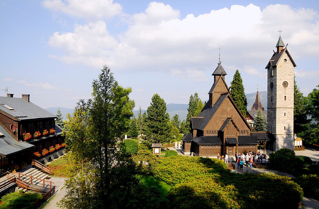 Stabholzkirche Wang unter Wolkenhimmel, Karpacz, Riesengebirge, Nieder-Schlesien, Polen, Europa