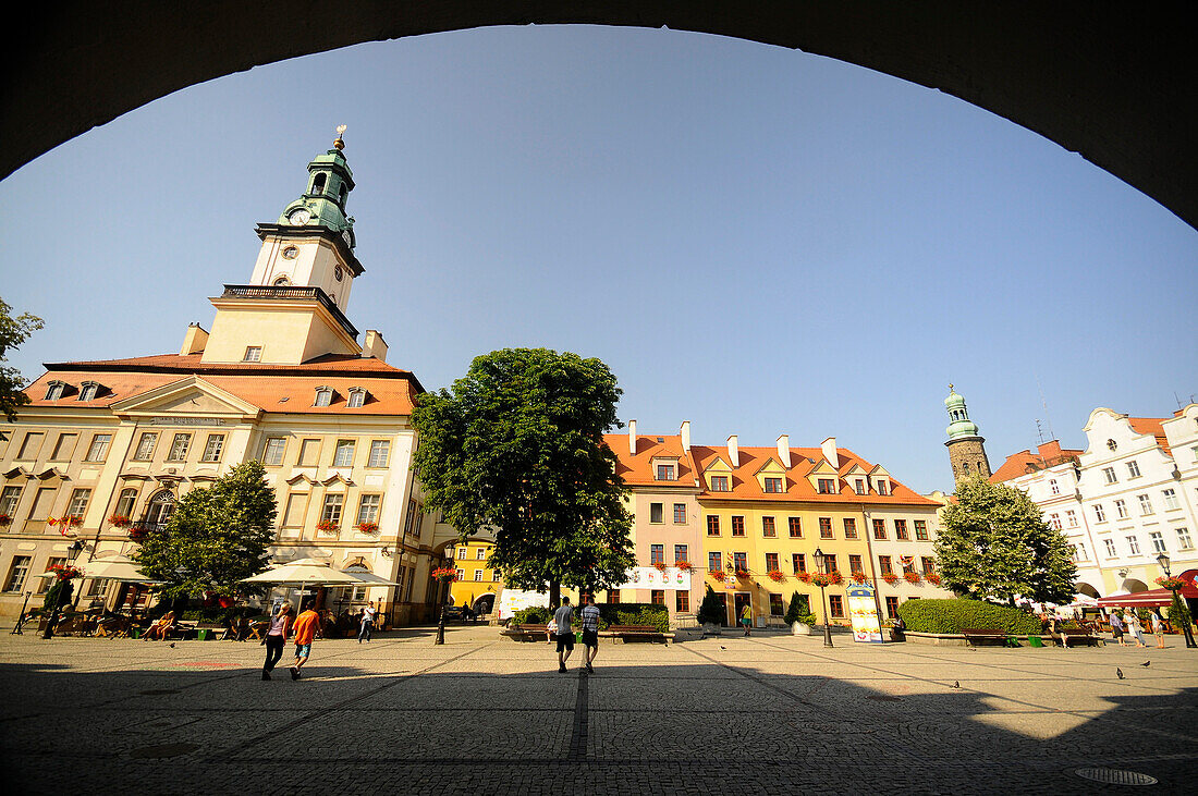 Marktplatz mit Rathaus im Sonnenlicht, Jelenia Gora, Riesengebirge, Nieder Schlesien, Polen, Europa
