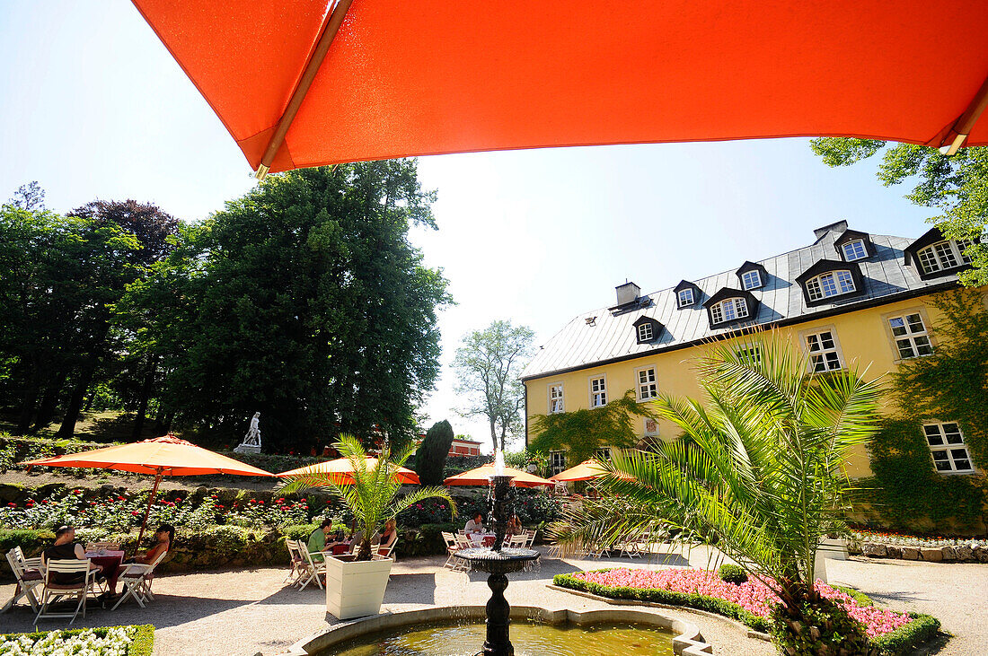 Der sonnige Innenhof von Hotel Palac Staniszow, Stonsdorf, Riesengebirge, Nieder-Schlesien, Polen, Europa