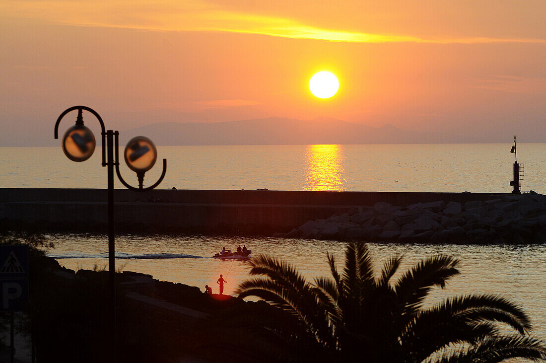 Sonnenuntergang über dem Meer, Castelsardo, Nord Sardinien, Italien, Europa