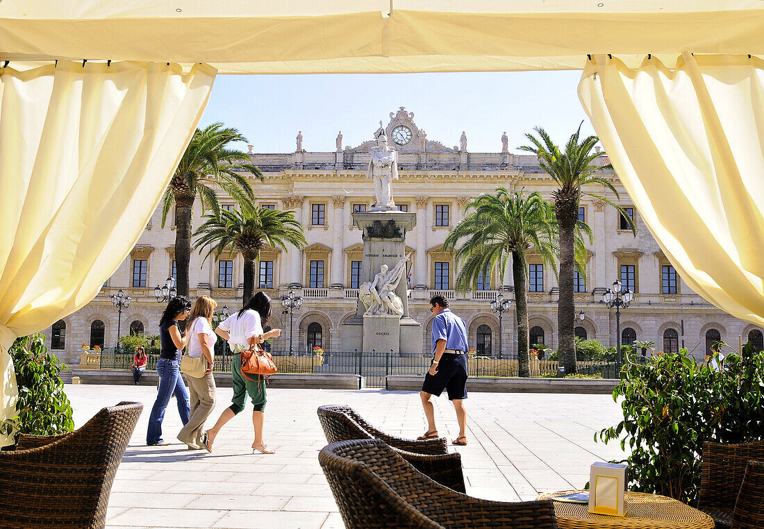 Blick über einen Platz auf den Palazzo della Provincia in Sassari, Nord Sardinien, Italien, Europa