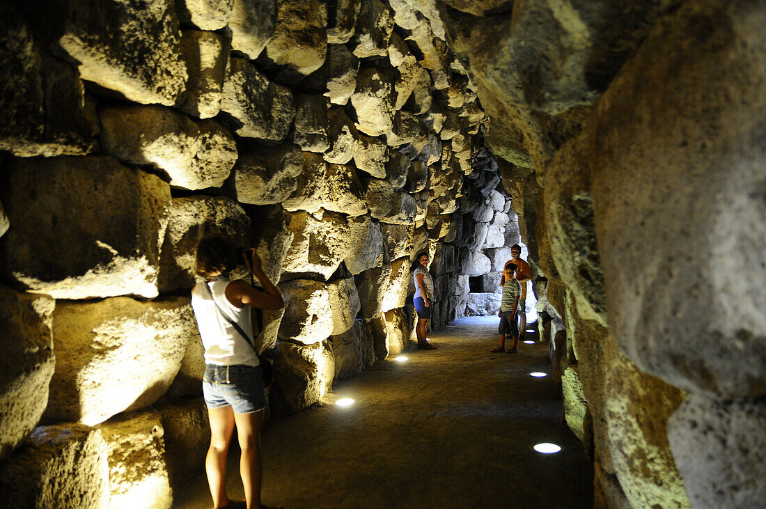 Touristen in der Festung Nuraghe Santu Antine im Valle dei Nuraghi, Sardinien, Italien, Europa