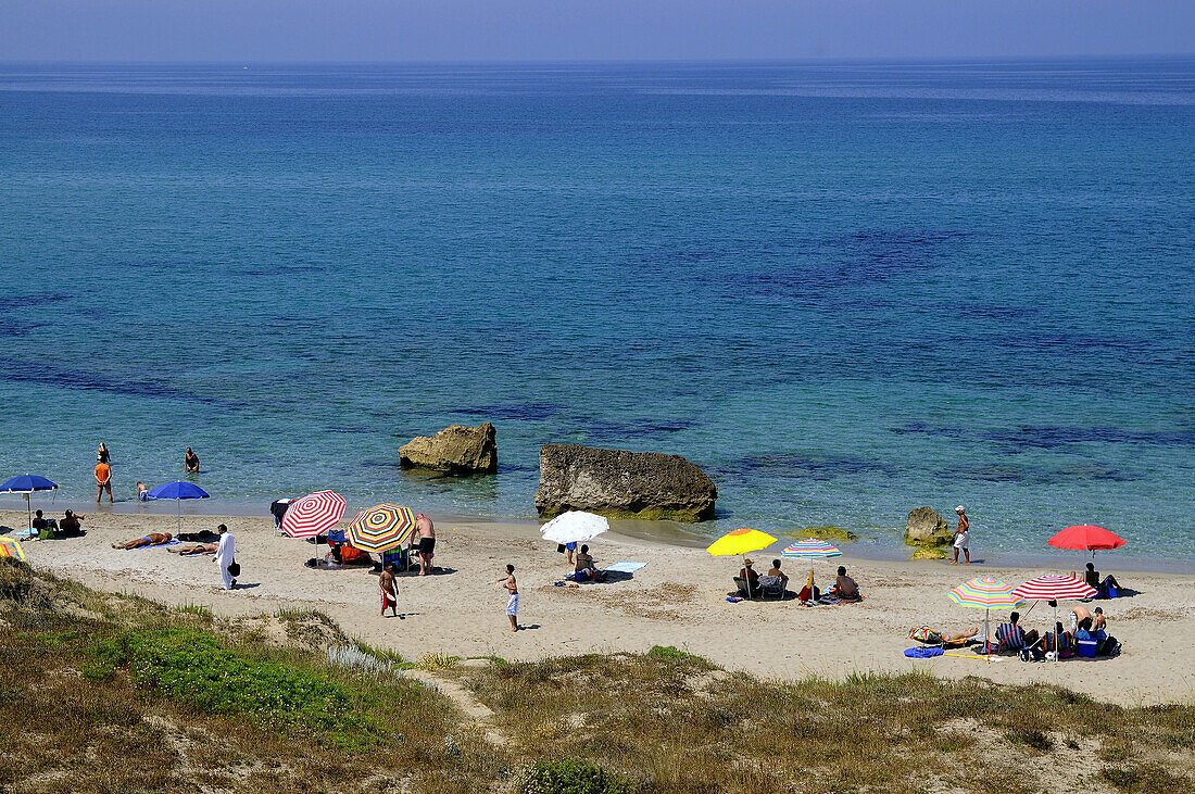 Bunte Sonnenschirme und Menschen am Strand, Sardinien, Italien, Europa