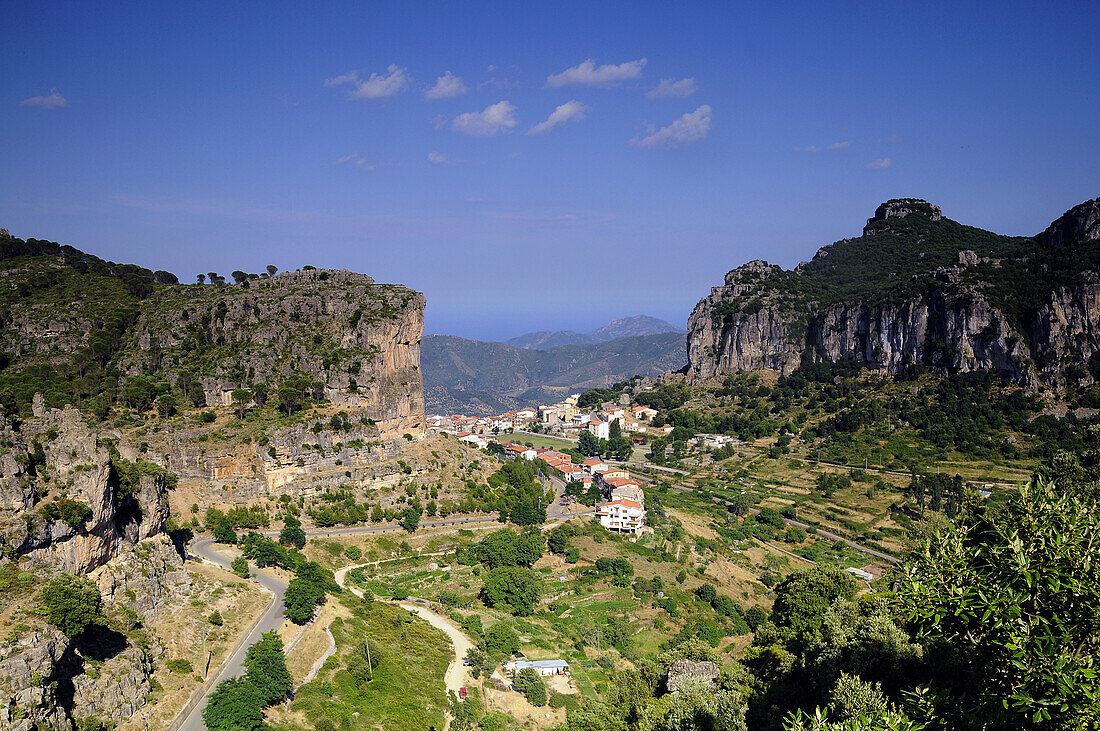 Blick auf Häuser der Stadt Ulassai im Gennargentu Gebirge, Sardinien, Italien, Europa