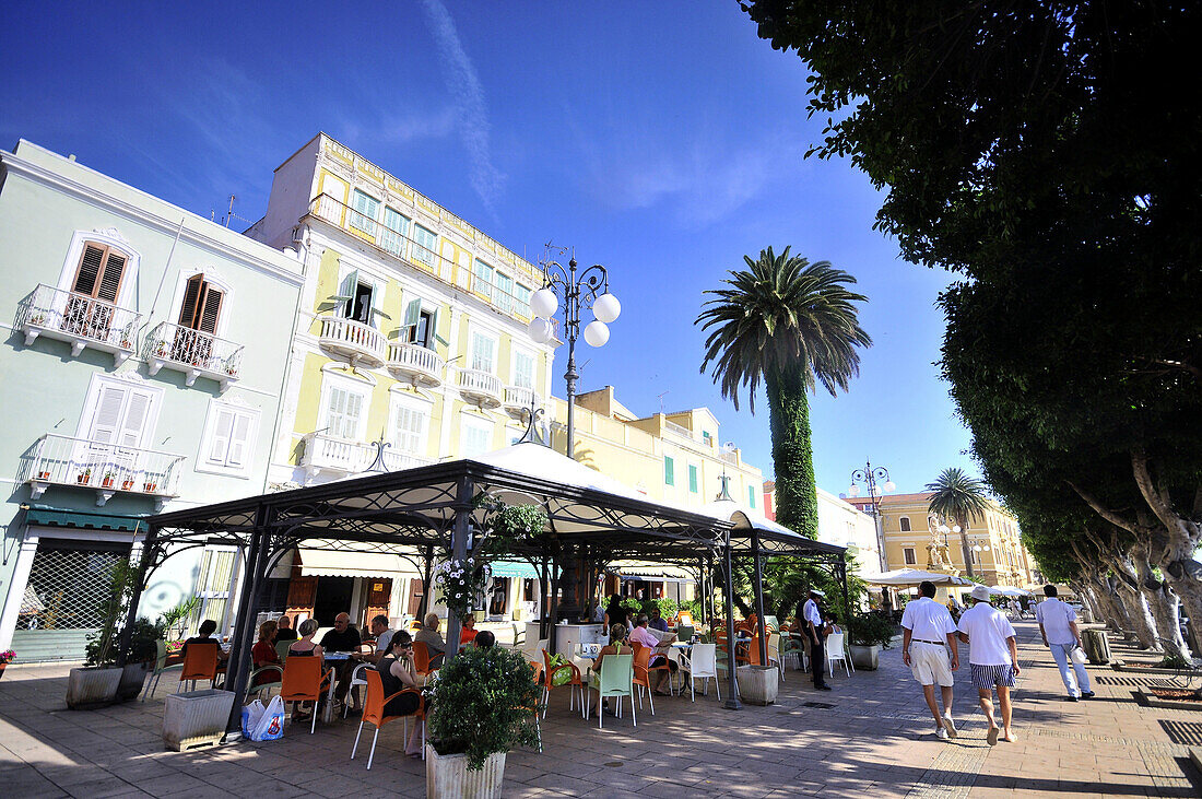 Menschen in einem Strassencafe in der Stadt Carloforte, Isola di San Pietro, Süd Sardinien, Italien, Europa