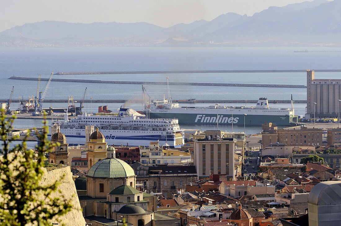 Blick auf grosse Fähren im Hafen von Cagliari, Sardinien, Italien, Europa