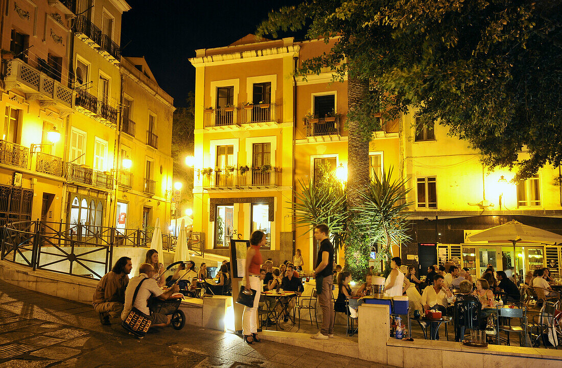 Menschen sitzen abends vor Restaurants im Marinaviertel, Cagliari, Sardinien, Italien, Europa