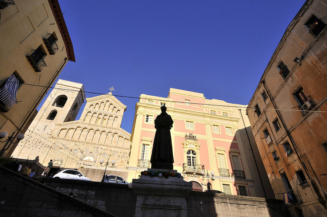 Duomo Santa Maria di Castello an der Piazza Carlo Alberto unter blauem Himmel, Cagliari, Sardinien, Italien, Europa