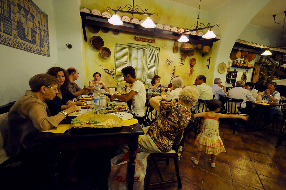 Menschen sitzen an Tischen im Restaurant Amentos, Cagliari, Sardinien, Italien, Europa