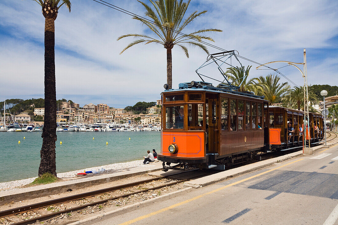 Nostalgie Bahn Roter Blitz am Hafen Port de Sóller, Soller, Mallorca, Balearen, Spanien, Europa