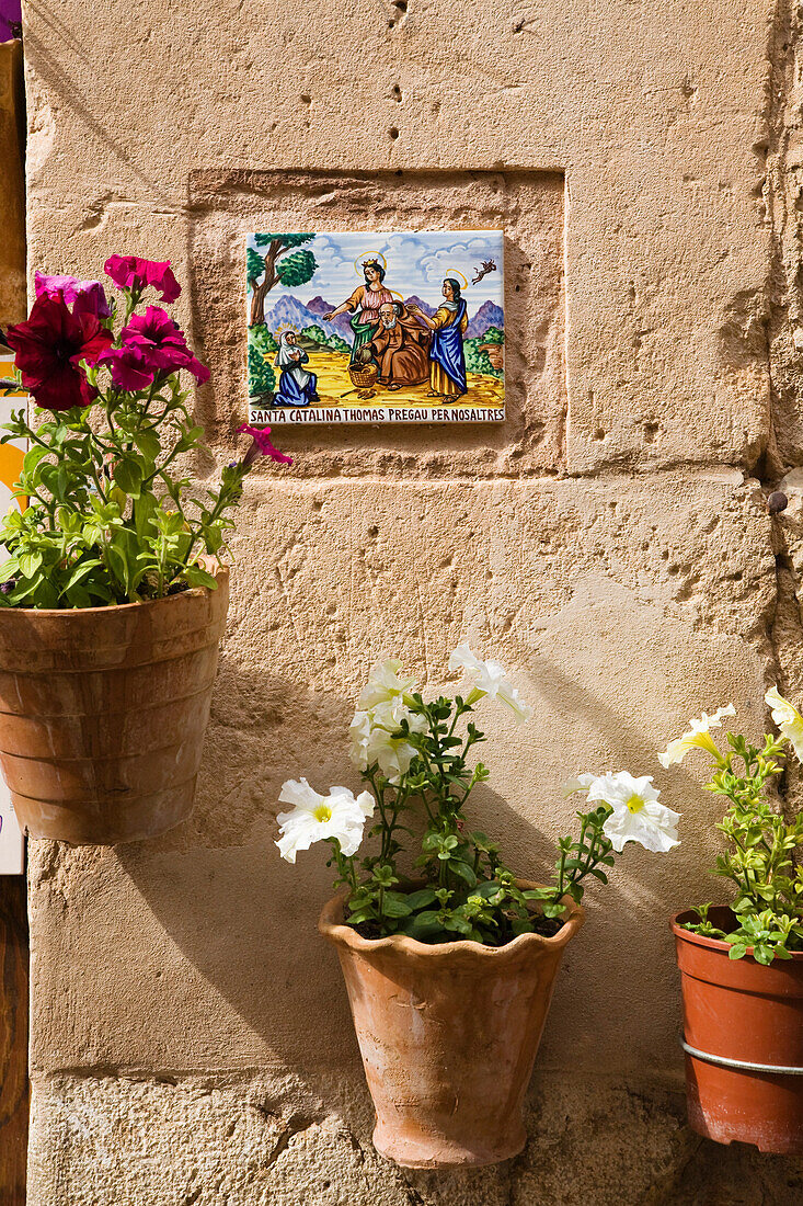 Keramik Kachel mit der heiligen Catalina an einer Hauswand, Valldemossa, Tramuntana Gebirge, Mallorca, Balearen, Spanien, Europa