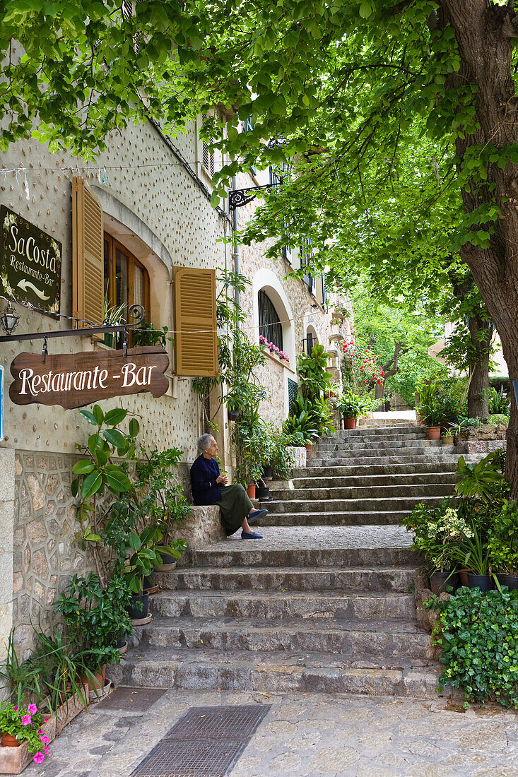 Treppe unter Bäumen in Valldemossa, Tramuntana Gebirge, Mallorca, Balearen, Spanien, Europa