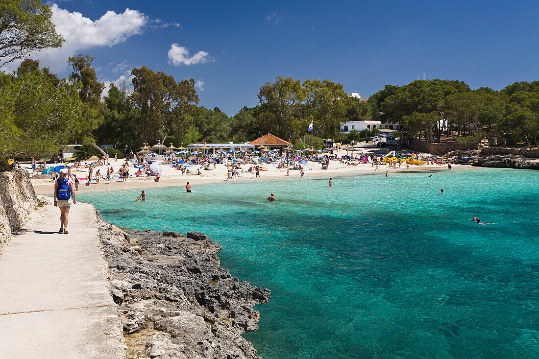 Menschen am Strand in der Bucht Caló d'en Garrot, Cala Mondragó, Mallorca, Balearen, Mittelmeer, Spanien, Europa