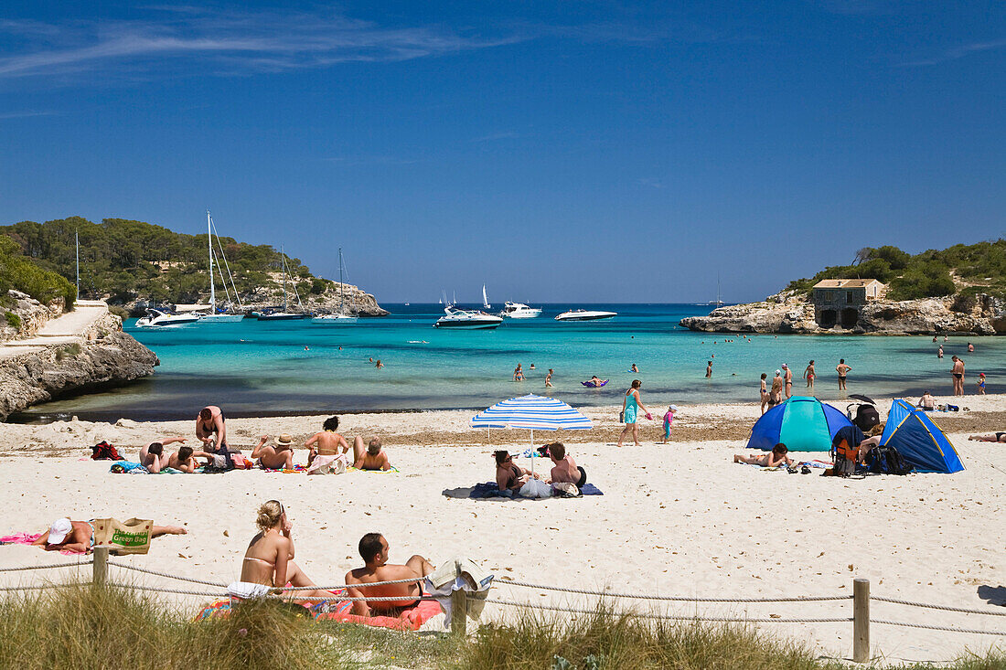 Menschen am Strand im Sonnenlicht, Bucht s'Amarador, Cala Mondragó, Parc Natural de Mondragó, Mallorca, Balearen, Mittelmeer, Spanien, Europa
